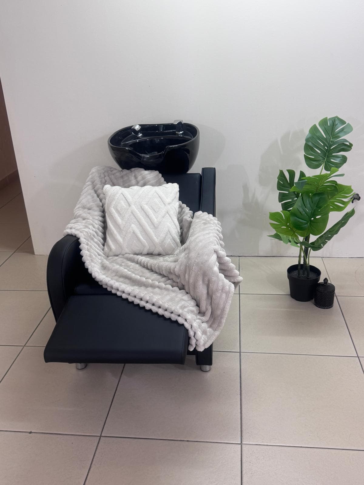 Interior de Bella Studio Bayamón – área de servicios