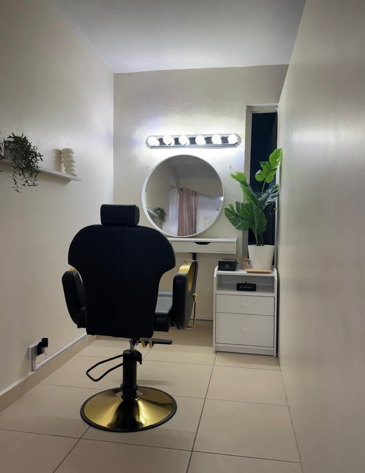 Interior de Bella Studio Bayamón – área de uñas